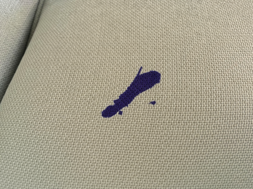 Tapițerie cu pată de marker, înainte de aplicarea Ink & Glue Remover PRO