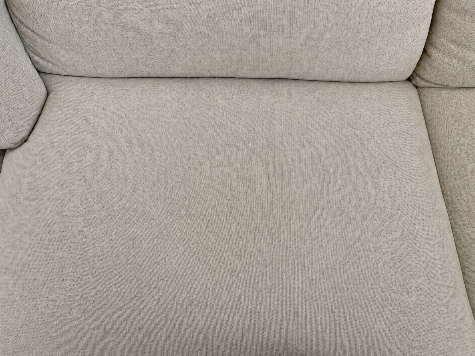 Aceeași pernă de canapea după tratamentul cu Urine Stain Remover PRO, extracție și uscare